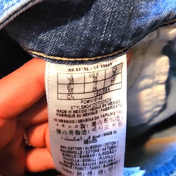 Guess Jean Shorts - Picture 3 of 3